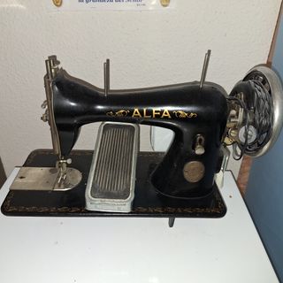 Maquina de coser ALFA con pedal motor