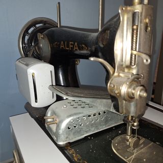Maquina de coser ALFA con pedal motor