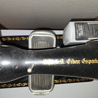 Maquina de coser ALFA con pedal motor