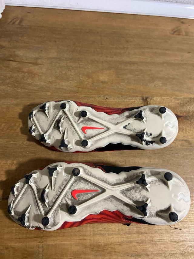 Botas de futbol talla 40,5. Sin cordones Nike