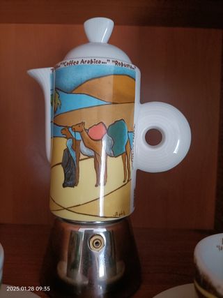 Moka design con due tazzine 