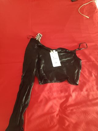 Top raso negro con cadena hombro