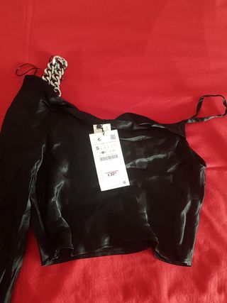 Top raso negro con cadena hombro