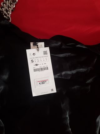 Top raso negro con cadena hombro