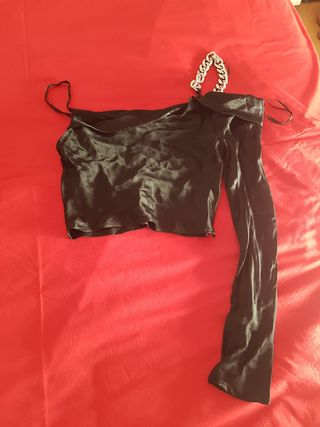 Top raso negro con cadena hombro