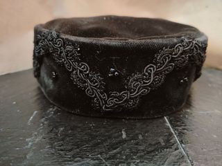 Monete, gorro de traje tradicional