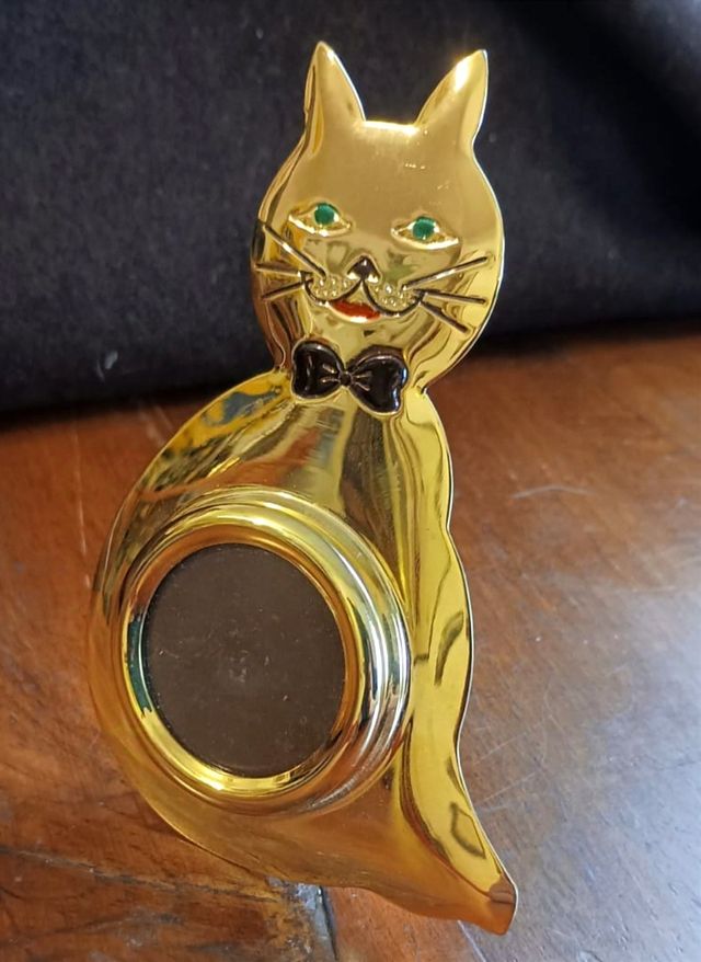 Portafoto a forma di gatto color oro.