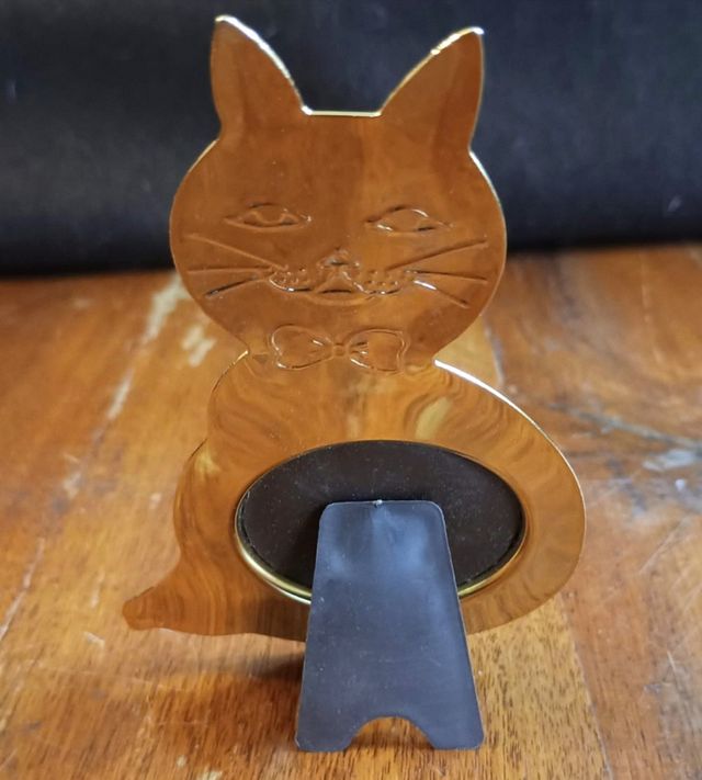 Portafoto a forma di gatto color oro.