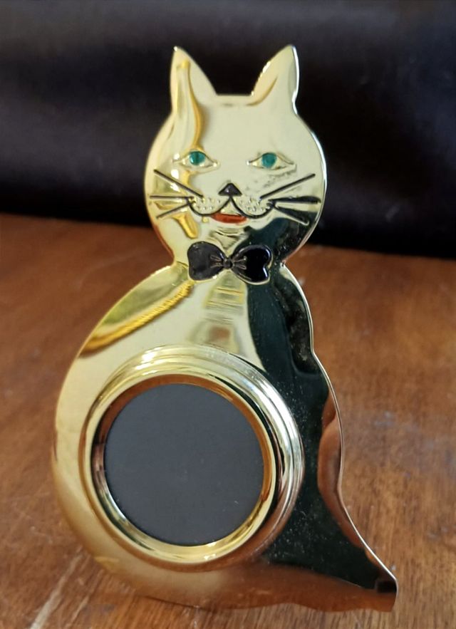 Portafoto a forma di gatto color oro.