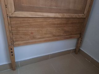 Cabecero de madera natural con talla