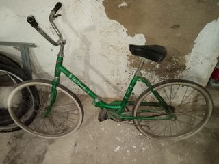 Bicicleta antigua y ruedas 