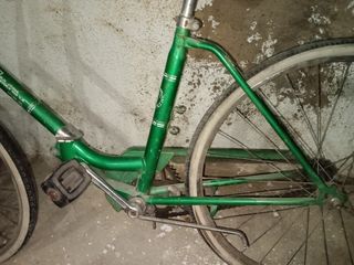 Bicicleta antigua y ruedas 