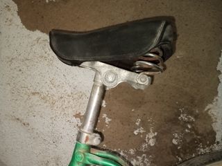 Bicicleta antigua y ruedas 