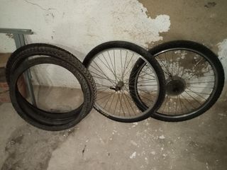 Bicicleta antigua y ruedas 