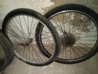 Bicicleta antigua y ruedas 