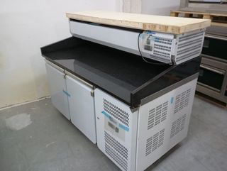 Mesa Refrigerada de Preparación Granito y Vitrina