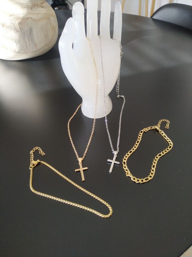 Lote collares con Cruz y pulseras