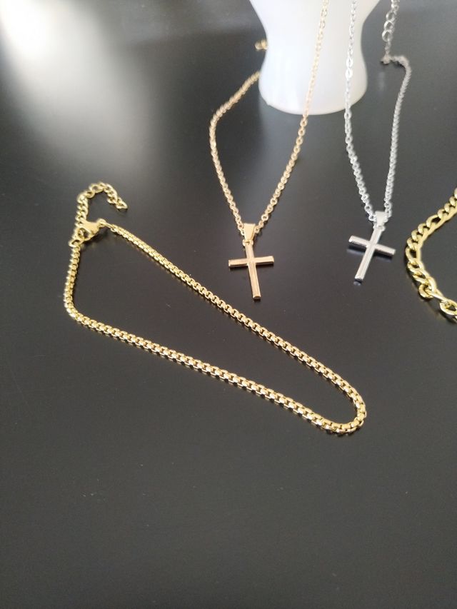 Lote collares con Cruz y pulseras