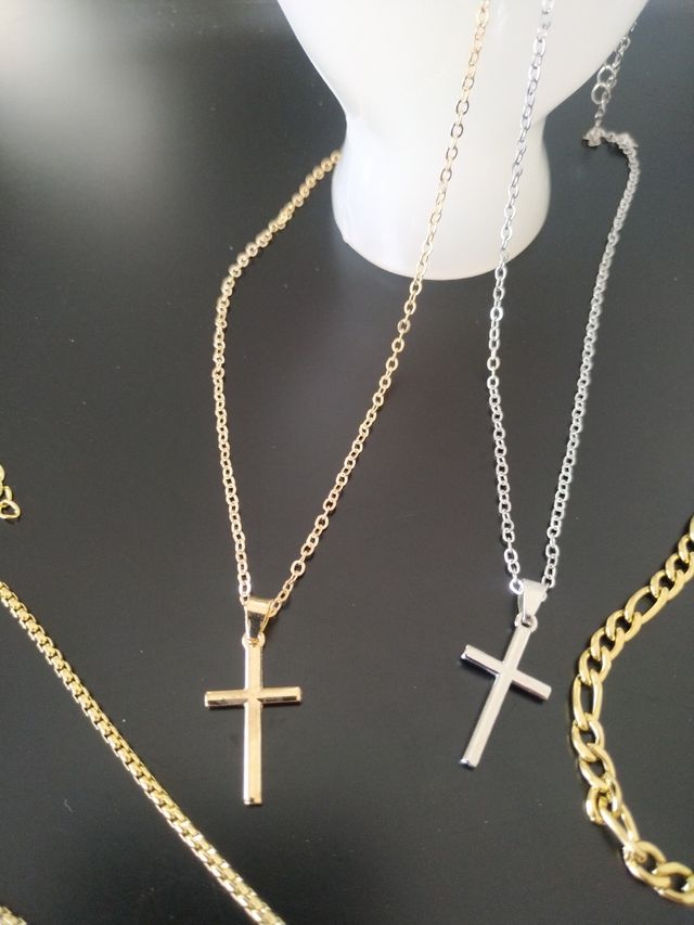 Lote collares con Cruz y pulseras