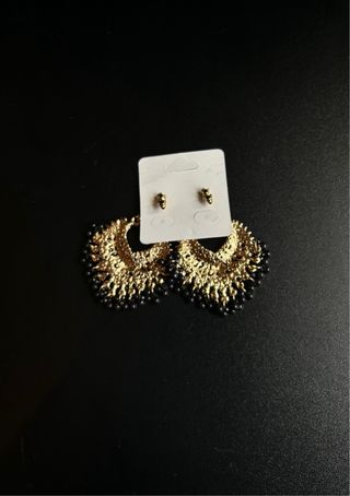 Pendientes negros y dorados para vestirte en feria