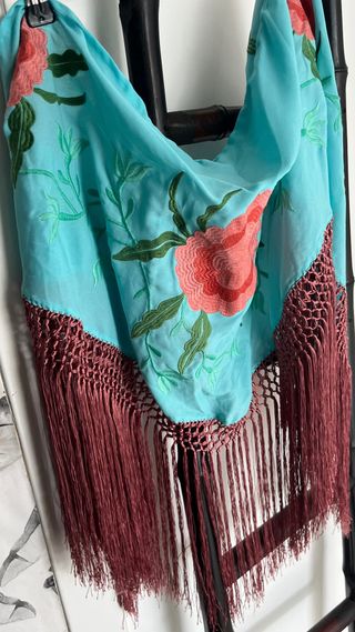 Manton celeste bordado