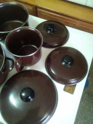 VENDO juego de tres ollas y una taza de esmalte