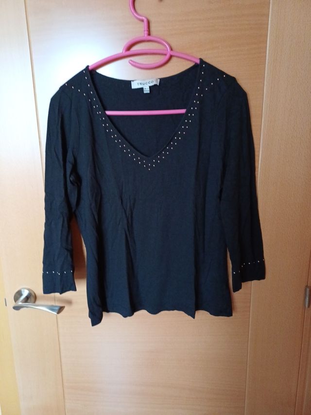 T-SHIRT COM DETALHE DE TACHAS