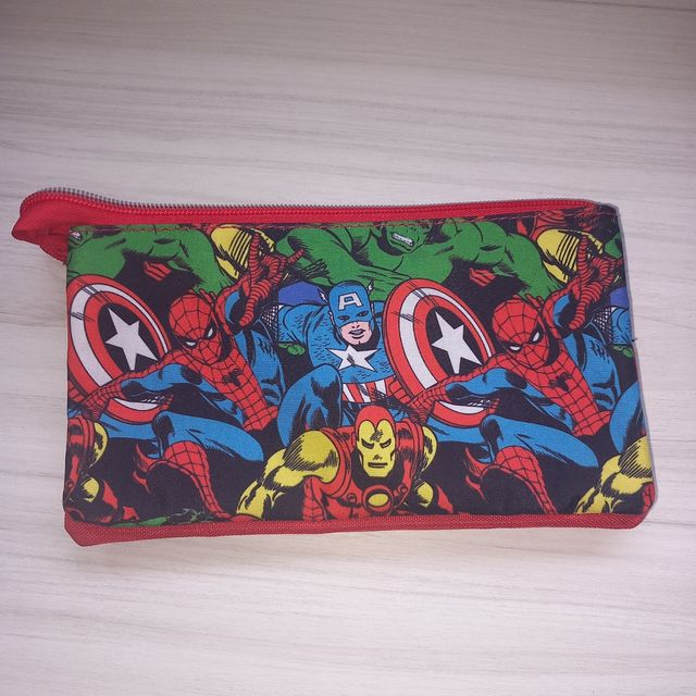 ESTUCHE DE SUPER HÉROES.
