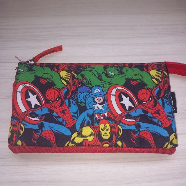ESTUCHE DE SUPER HÉROES.
