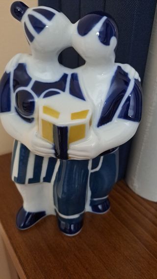 Figura Sargadelos pareja leyendo