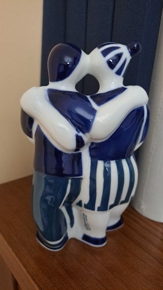 Figura Sargadelos pareja leyendo