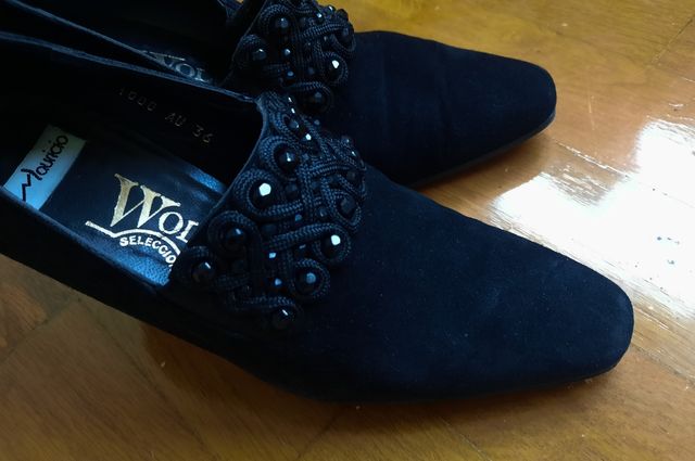 Zapatos ante pedreria. Diseño calidad