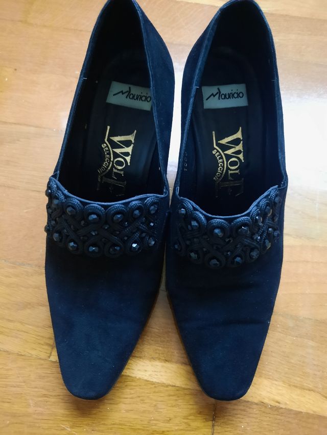 Zapatos ante pedreria. Diseño calidad