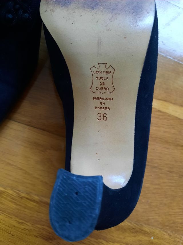 Zapatos ante pedreria. Diseño calidad