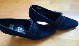 Zapatos ante pedreria. Diseño calidad
