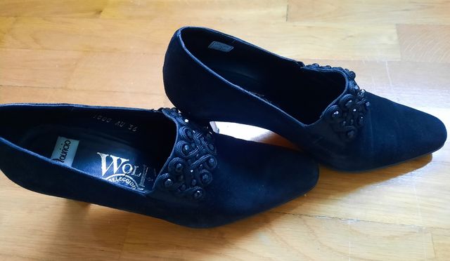 Zapatos ante pedreria. Diseño calidad