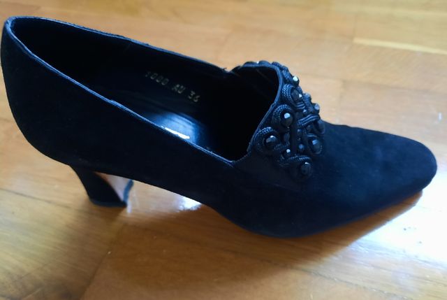 Zapatos ante pedreria. Diseño calidad