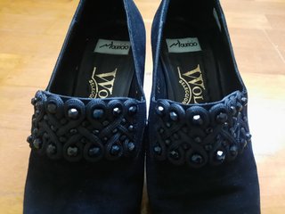 Zapatos ante pedreria. Diseño calidad