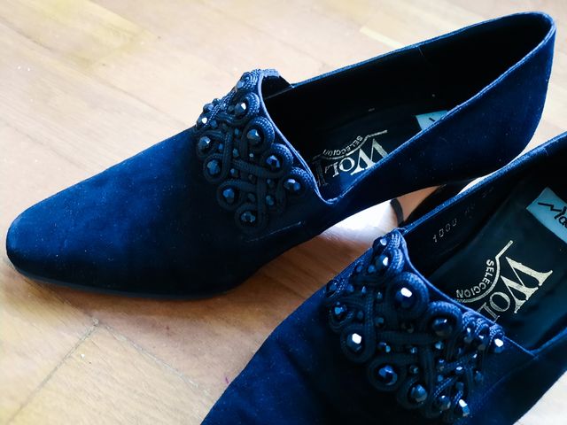 Zapatos ante pedreria. Diseño calidad