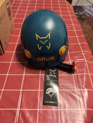 Casco Altus, nuevo a estrenar. Para escalar.