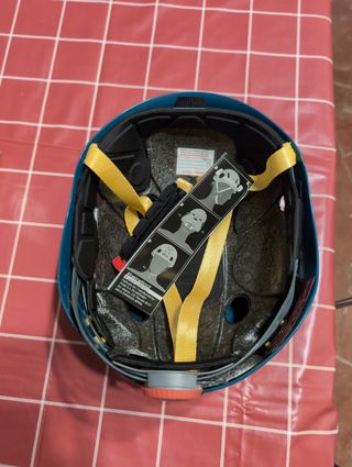 Casco Altus, nuevo a estrenar. Para escalar.