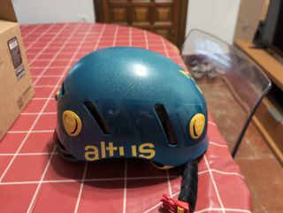 Casco Altus, nuevo a estrenar. Para escalar.