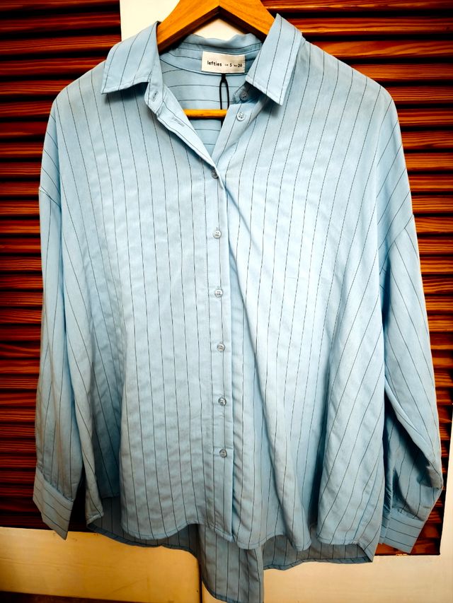 Camisa celeste a rayas unisex