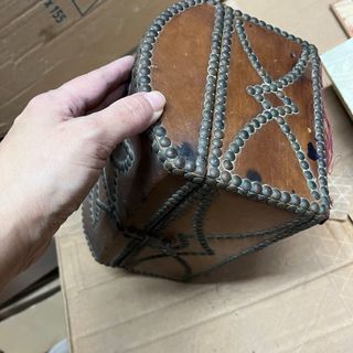 Baúl pequeño forrado en piel