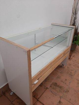 Mostrador con ruedas, con vitrina de cristal