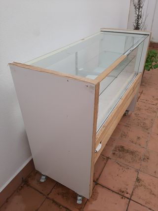 Mostrador con ruedas, con vitrina de cristal