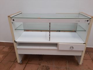 Mostrador con ruedas, con vitrina de cristal