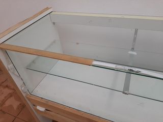 Mostrador con ruedas, con vitrina de cristal