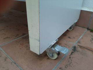 Mostrador con ruedas, con vitrina de cristal