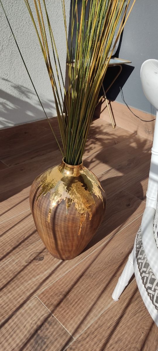 Jarrón en barro y oro